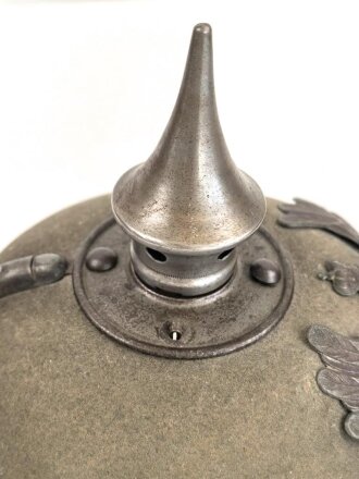 Preussen 1. Weltkrieg, feldgraue Pickelhaube für Mannschaften aus Filz. Leicht getragenes Stück mit diversen kleineren Beschädigungen
