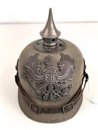 Preussen 1. Weltkrieg, feldgraue Pickelhaube für Mannschaften aus Filz. Leicht getragenes Stück mit diversen kleineren Beschädigungen