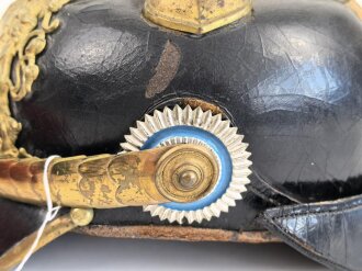 Bayern, Pickelhaube für einen Fähnrich oder einjährig Freiwilligen der Feldartillerie mit rotem Paradebusch. Das Seidenripsfutter fehlt, sonst guter Gesamtzustand