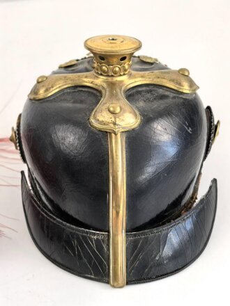 Bayern, Pickelhaube für einen Fähnrich oder einjährig Freiwilligen der Feldartillerie mit rotem Paradebusch. Das Seidenripsfutter fehlt, sonst guter Gesamtzustand