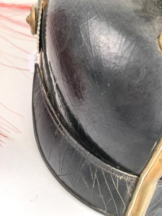 Bayern, Pickelhaube für einen Fähnrich oder einjährig Freiwilligen der Feldartillerie mit rotem Paradebusch. Das Seidenripsfutter fehlt, sonst guter Gesamtzustand