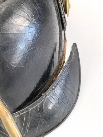 Bayern, Pickelhaube für einen Fähnrich oder einjährig Freiwilligen der Feldartillerie mit rotem Paradebusch. Das Seidenripsfutter fehlt, sonst guter Gesamtzustand