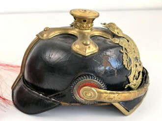 Bayern, Pickelhaube für einen Fähnrich oder einjährig Freiwilligen der Feldartillerie mit rotem Paradebusch. Das Seidenripsfutter fehlt, sonst guter Gesamtzustand
