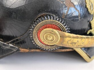 Bayern, Pickelhaube für einen Fähnrich oder einjährig Freiwilligen der Feldartillerie mit rotem Paradebusch. Das Seidenripsfutter fehlt, sonst guter Gesamtzustand