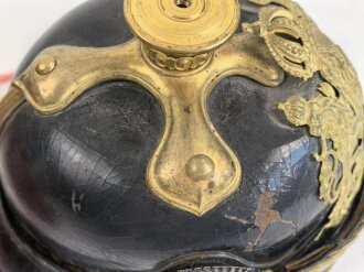 Bayern, Pickelhaube für einen Fähnrich oder einjährig Freiwilligen der Feldartillerie mit rotem Paradebusch. Das Seidenripsfutter fehlt, sonst guter Gesamtzustand