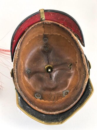 Bayern, Pickelhaube für einen Fähnrich oder einjährig Freiwilligen der Feldartillerie mit rotem Paradebusch. Das Seidenripsfutter fehlt, sonst guter Gesamtzustand