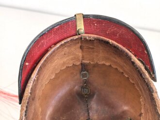 Bayern, Pickelhaube für einen Fähnrich oder einjährig Freiwilligen der Feldartillerie mit rotem Paradebusch. Das Seidenripsfutter fehlt, sonst guter Gesamtzustand