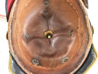 Bayern, Pickelhaube für einen Fähnrich oder einjährig Freiwilligen der Feldartillerie mit rotem Paradebusch. Das Seidenripsfutter fehlt, sonst guter Gesamtzustand