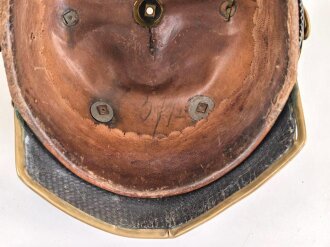 Bayern, Pickelhaube für einen Fähnrich oder einjährig Freiwilligen der Feldartillerie mit rotem Paradebusch. Das Seidenripsfutter fehlt, sonst guter Gesamtzustand