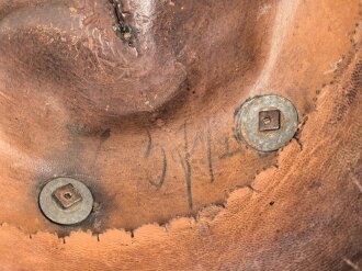 Bayern, Pickelhaube für einen Fähnrich oder einjährig Freiwilligen der Feldartillerie mit rotem Paradebusch. Das Seidenripsfutter fehlt, sonst guter Gesamtzustand
