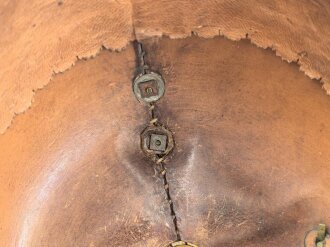 Bayern, Pickelhaube für einen Fähnrich oder einjährig Freiwilligen der Feldartillerie mit rotem Paradebusch. Das Seidenripsfutter fehlt, sonst guter Gesamtzustand