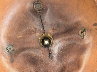 Bayern, Pickelhaube für einen Fähnrich oder einjährig Freiwilligen der Feldartillerie mit rotem Paradebusch. Das Seidenripsfutter fehlt, sonst guter Gesamtzustand