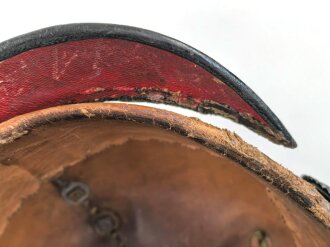 Bayern, Pickelhaube für einen Fähnrich oder einjährig Freiwilligen der Feldartillerie mit rotem Paradebusch. Das Seidenripsfutter fehlt, sonst guter Gesamtzustand