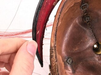 Bayern, Pickelhaube für einen Fähnrich oder einjährig Freiwilligen der Feldartillerie mit rotem Paradebusch. Das Seidenripsfutter fehlt, sonst guter Gesamtzustand