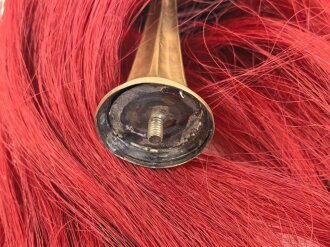 Bayern, Pickelhaube für einen Fähnrich oder einjährig Freiwilligen der Feldartillerie mit rotem Paradebusch. Das Seidenripsfutter fehlt, sonst guter Gesamtzustand