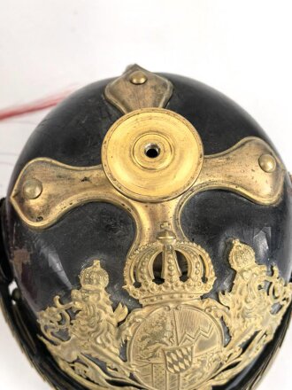 Bayern, Pickelhaube für einen Fähnrich oder einjährig Freiwilligen der Feldartillerie mit rotem Paradebusch. Das Seidenripsfutter fehlt, sonst guter Gesamtzustand