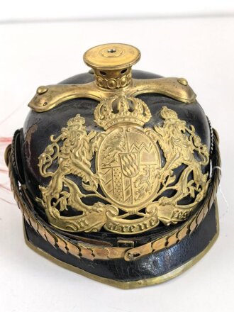 Bayern, Pickelhaube für einen Fähnrich oder einjährig Freiwilligen der Feldartillerie mit rotem Paradebusch. Das Seidenripsfutter fehlt, sonst guter Gesamtzustand
