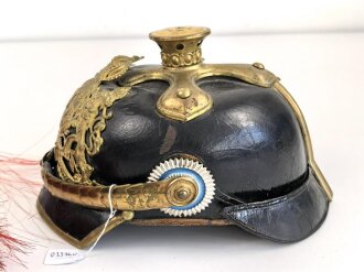 Bayern, Pickelhaube für einen Fähnrich oder einjährig Freiwilligen der Feldartillerie mit rotem Paradebusch. Das Seidenripsfutter fehlt, sonst guter Gesamtzustand