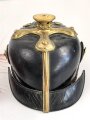 Bayern, Pickelhaube für einen Fähnrich oder einjährig Freiwilligen der Feldartillerie mit rotem Paradebusch. Das Seidenripsfutter fehlt, sonst guter Gesamtzustand