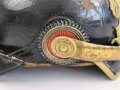Bayern, Pickelhaube für einen Fähnrich oder einjährig Freiwilligen der Feldartillerie mit rotem Paradebusch. Das Seidenripsfutter fehlt, sonst guter Gesamtzustand