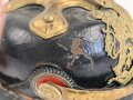 Bayern, Pickelhaube für einen Fähnrich oder einjährig Freiwilligen der Feldartillerie mit rotem Paradebusch. Das Seidenripsfutter fehlt, sonst guter Gesamtzustand