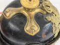 Bayern, Pickelhaube für einen Fähnrich oder einjährig Freiwilligen der Feldartillerie mit rotem Paradebusch. Das Seidenripsfutter fehlt, sonst guter Gesamtzustand
