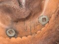 Bayern, Pickelhaube für einen Fähnrich oder einjährig Freiwilligen der Feldartillerie mit rotem Paradebusch. Das Seidenripsfutter fehlt, sonst guter Gesamtzustand