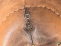 Bayern, Pickelhaube für einen Fähnrich oder einjährig Freiwilligen der Feldartillerie mit rotem Paradebusch. Das Seidenripsfutter fehlt, sonst guter Gesamtzustand