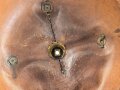 Bayern, Pickelhaube für einen Fähnrich oder einjährig Freiwilligen der Feldartillerie mit rotem Paradebusch. Das Seidenripsfutter fehlt, sonst guter Gesamtzustand
