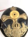 Bayern, Pickelhaube für einen Fähnrich oder einjährig Freiwilligen der Feldartillerie mit rotem Paradebusch. Das Seidenripsfutter fehlt, sonst guter Gesamtzustand