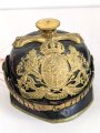 Bayern, Pickelhaube für einen Fähnrich oder einjährig Freiwilligen der Feldartillerie mit rotem Paradebusch. Das Seidenripsfutter fehlt, sonst guter Gesamtzustand