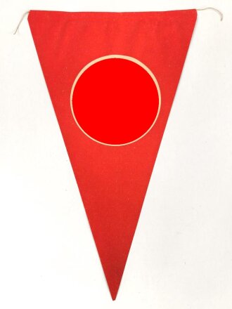 Wimpel aus bedrucktem Papier, schwarzes Hakenkreuz in weißem Kreis. Guter Zustand, Maße 17 x 29cm