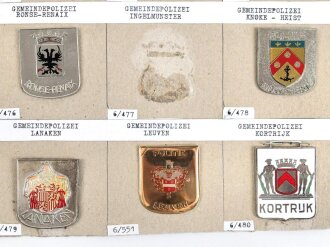 Belgien, Sammlung Abzeichen der Polizei, teils auf Karton geklebt