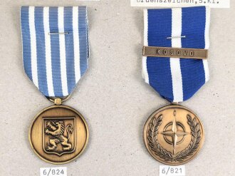 Belgien, Sammlung Orden und Ehrenzeichen ( zum Teil nicht Original ) , auf Karton getackert und geklebt