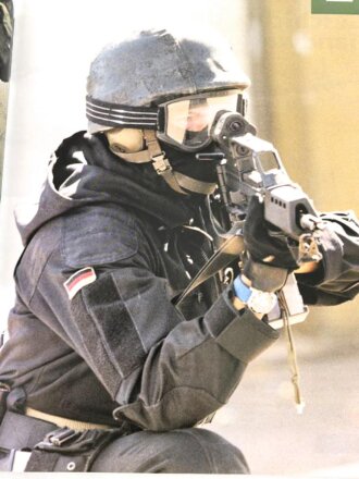 "Moderne Handwaffen der Bundeswehr" 142 Seiten, über DIN A4