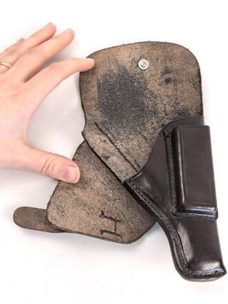 Pistolentasche dunkelbraunes Leder, wohl 6,35