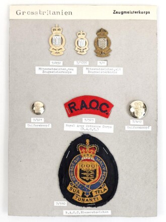 Großbritannien, Sammlung Mützenabzeichen und Ärmelabzeichen, auf Karton teils getackert und geklebt