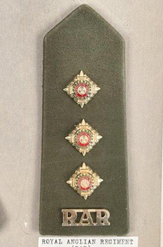 Großbritannien, Sammlung Schulterklappen Heer, auf Karton getackert