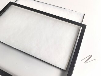 SONDERPREIS , Schaukasten für Orden, Effekten, Nadeln und vieles mehr. Stabiler Karton mit Stiften zu verschliessen, Glasscheibe, innen mit Polstervlies ausgelegt. Maße 31,5 x 41,5 cm, Höhe etwa 2,2cm.