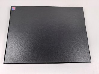 SONDERPREIS , Schaukasten für Orden, Effekten, Nadeln und vieles mehr. Stabiler Karton mit Stiften zu verschliessen, Glasscheibe, innen mit Polstervlies ausgelegt. Maße 31,5 x 41,5 cm, Höhe etwa 2,2cm.