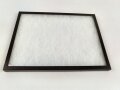 SONDERPREIS , Schaukasten für Orden, Effekten, Nadeln und vieles mehr. Stabiler Karton mit Stiften zu verschliessen, Glasscheibe, innen mit Polstervlies ausgelegt. Maße 31,5 x 41,5 cm, Höhe etwa 2,2cm.