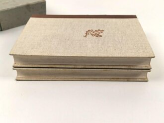 "Mein Kampf" Adolf Hitler,  Geschenkausgabe Halbleinen in zwei Bänden, im defekten Schuber. 2. Auflage 1937, guter Zustand