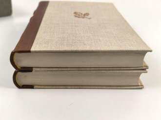 "Mein Kampf" Adolf Hitler,  Geschenkausgabe Halbleinen in zwei Bänden, im defekten Schuber. 2. Auflage 1937, guter Zustand