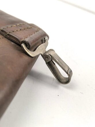 Pistolentasche, Leder mit Messingbeschlägen. Ungereinigtes Stück