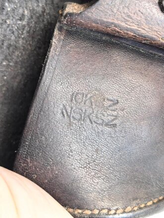 Pistolentasche dunkelbraunes Leder, wohl Tschechoslowakei, Leder trocken