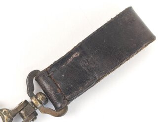 Trommelhaken Reichswehr und frühe Wehrmacht aus Messing. getragen, guter Zustand, Gesamthöhe mit Koppelschlaufe 18cm