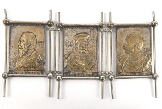 Kaiserreich und 1. Weltkrieg, patriotiascher Aufsteller aus Metall. Die drei Reliefplatten darstellend Kaiser Friedrich III, Kaiser Wilhelm der Große, Kaiser Wilhelm II. Maße der Reliefs jeweils 3,5 x 5cm