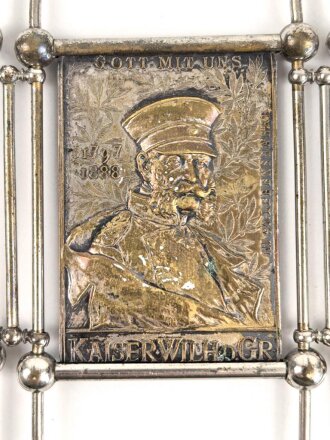 Kaiserreich und 1. Weltkrieg, patriotiascher Aufsteller aus Metall. Die drei Reliefplatten darstellend Kaiser Friedrich III, Kaiser Wilhelm der Große, Kaiser Wilhelm II. Maße der Reliefs jeweils 3,5 x 5cm