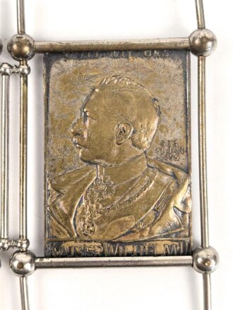 Kaiserreich und 1. Weltkrieg, patriotiascher Aufsteller aus Metall. Die drei Reliefplatten darstellend Kaiser Friedrich III, Kaiser Wilhelm der Große, Kaiser Wilhelm II. Maße der Reliefs jeweils 3,5 x 5cm