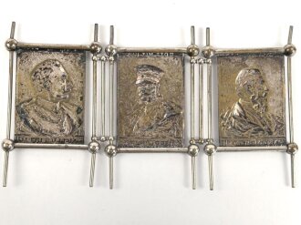 Kaiserreich und 1. Weltkrieg, patriotiascher Aufsteller aus Metall. Die drei Reliefplatten darstellend Kaiser Friedrich III, Kaiser Wilhelm der Große, Kaiser Wilhelm II. Maße der Reliefs jeweils 3,5 x 5cm